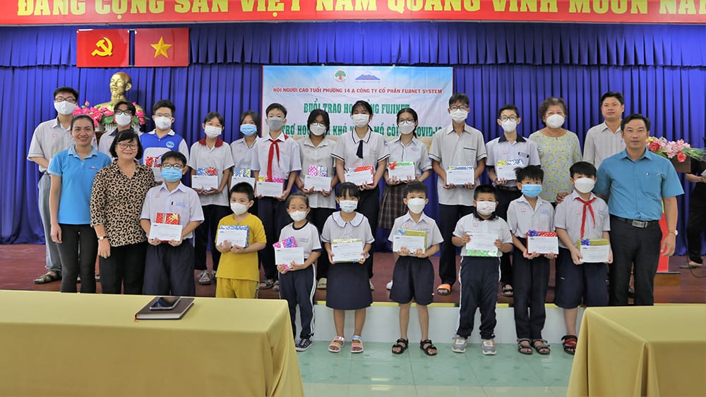 8 区14坊の COVID-19 による孤児である貧しい学生への奨学金授与